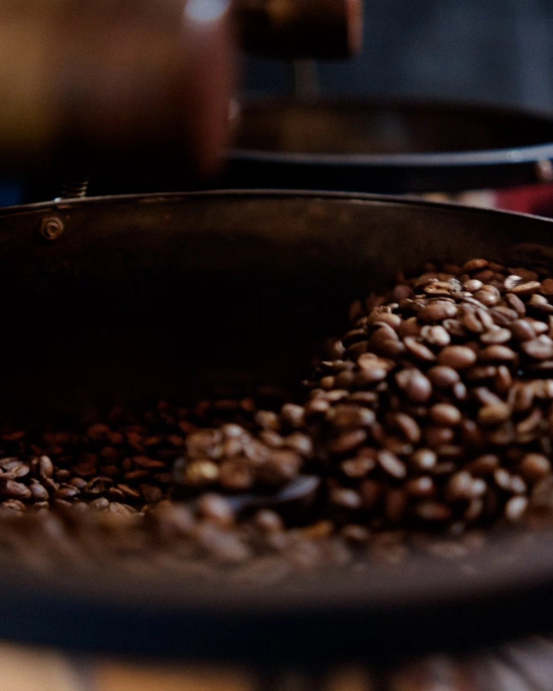 Grãos de café num tacho de metal